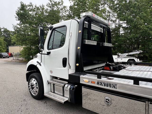 2023 Freightliner M2 106