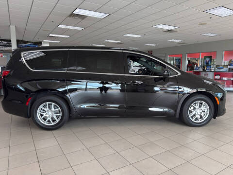 2027 Chrysler Pacifica Select