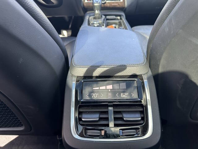 2016 Volvo XC90 T6 Momentum