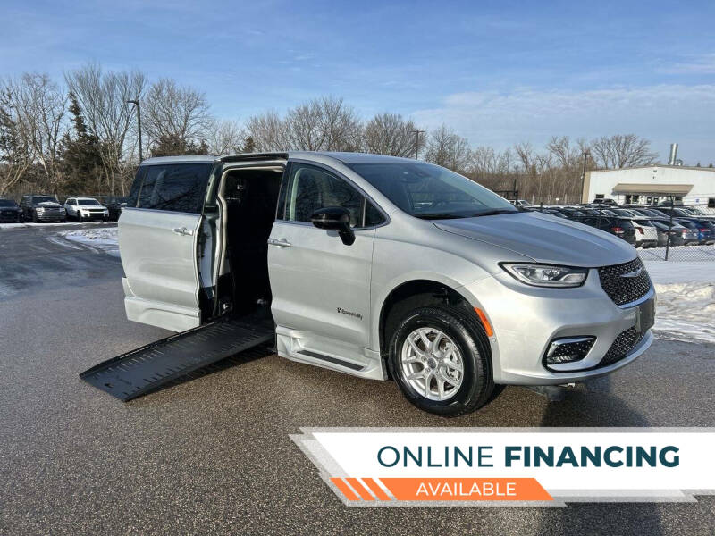 2024 Chrysler Pacifica Touring L's photo