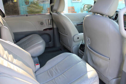 2011 Toyota Sienna XLE 7-Passenger Auto Access Seat