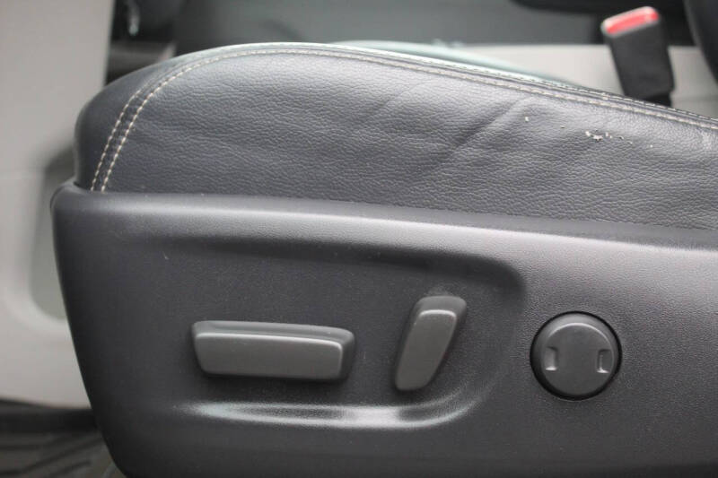 2013 Toyota Sienna SE 8-Passenger