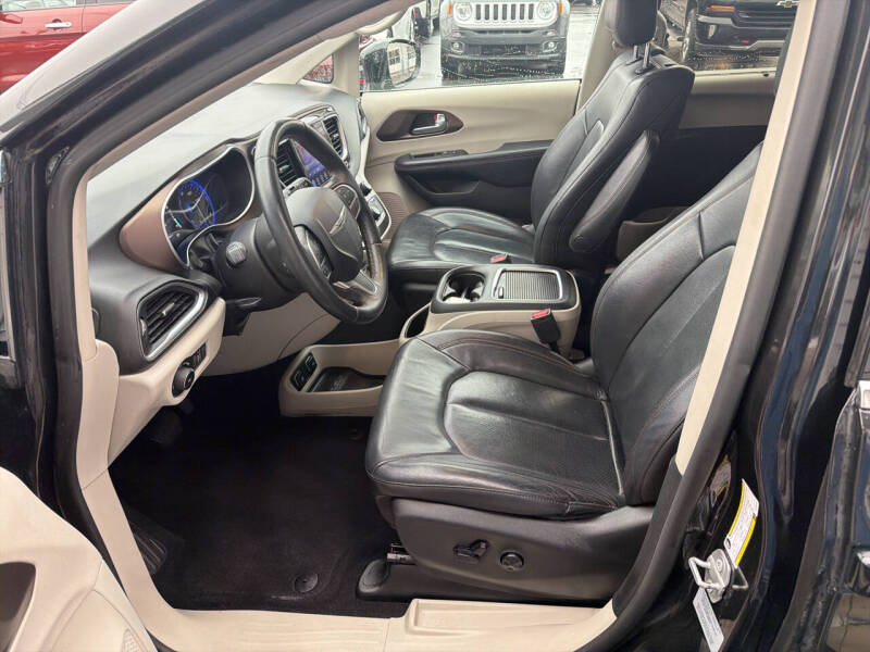 2017 Chrysler Pacifica Touring-L Plus