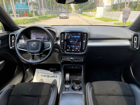 2025 Volvo XC40 B5 Core Bright Theme