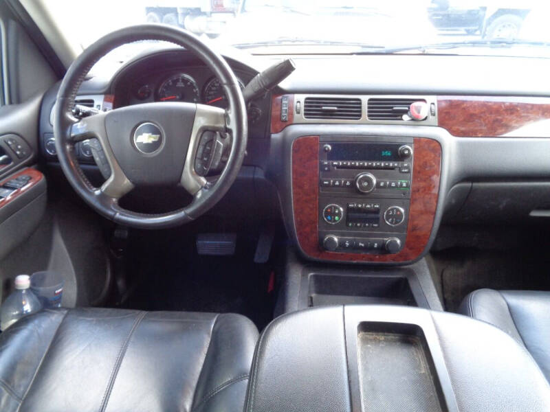 2012 Chevrolet Suburban LT photo 15