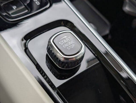 2023 Volvo XC60 B5 Ultimate Dark Theme