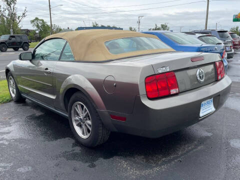 2005 Ford Mustang V6 Deluxe