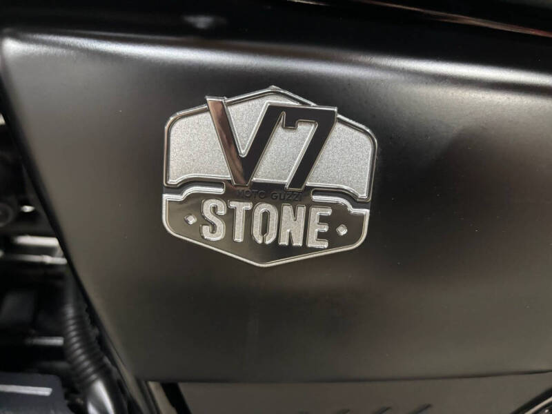 2022 Moto Guzzi V7 Stone