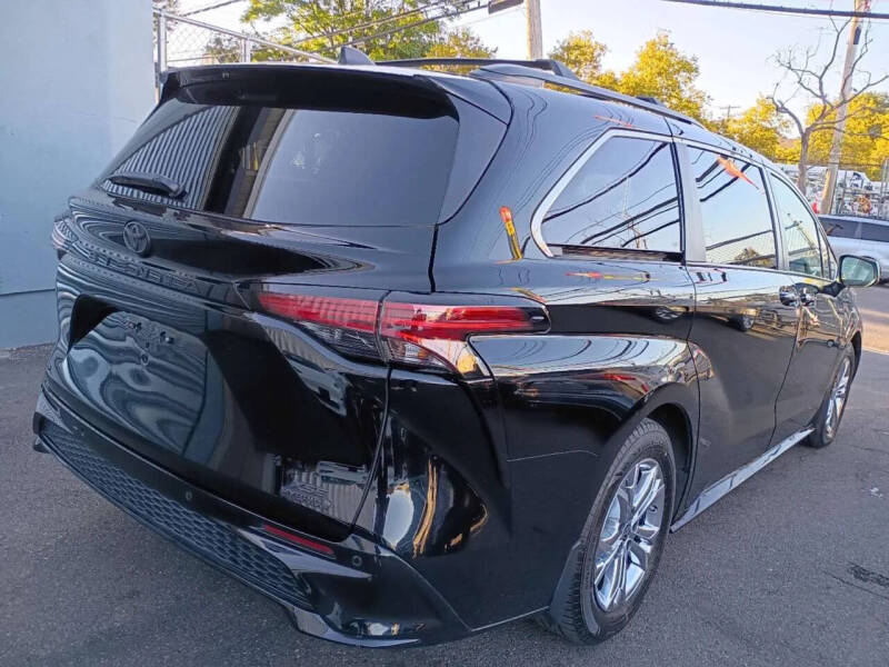 2022 Toyota Sienna XSE 7-Passenger