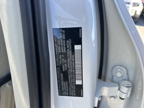 2025 Volvo XC60 B5 Ultra Dark Theme