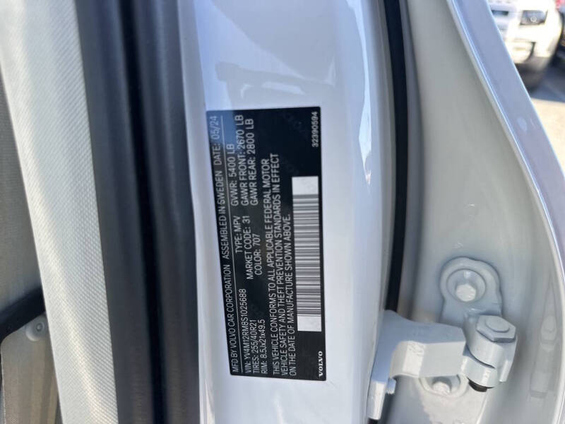 2025 Volvo XC60 B5 Ultra Dark Theme