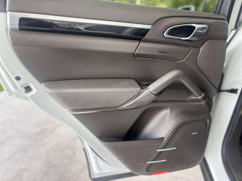 2017 Porsche Cayenne Platinum Edition