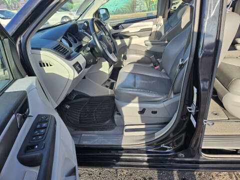 2012 Volkswagen Routan SE