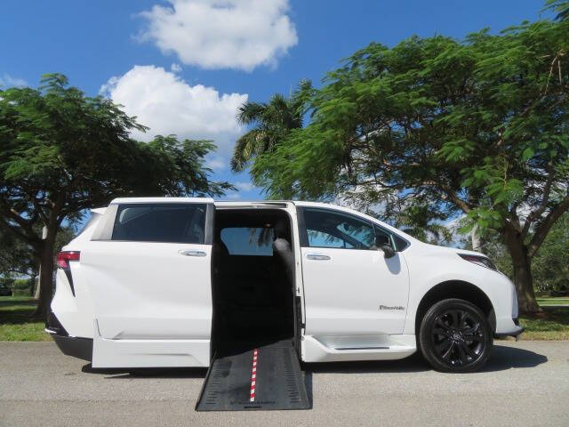 2023 Toyota Sienna XSE 7-Passenger