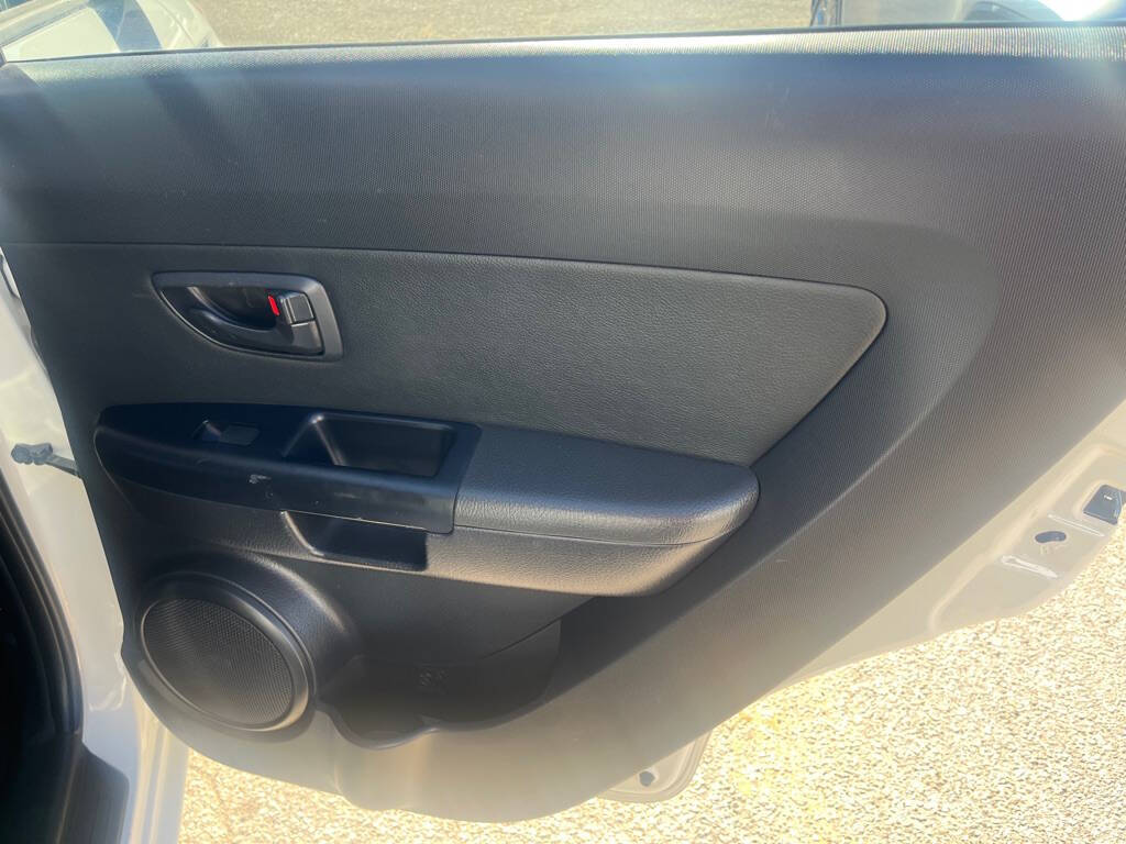 White 2012 Kia Soul Base 4dr Crossover 6A 22