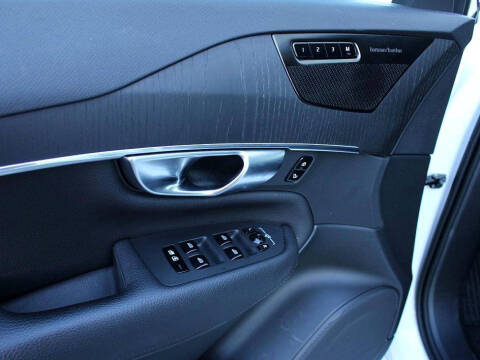 2020 Volvo XC90 T6 Momentum 6-Passenger