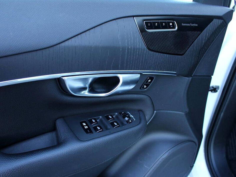 2020 Volvo XC90 T6 Momentum 6-Passenger