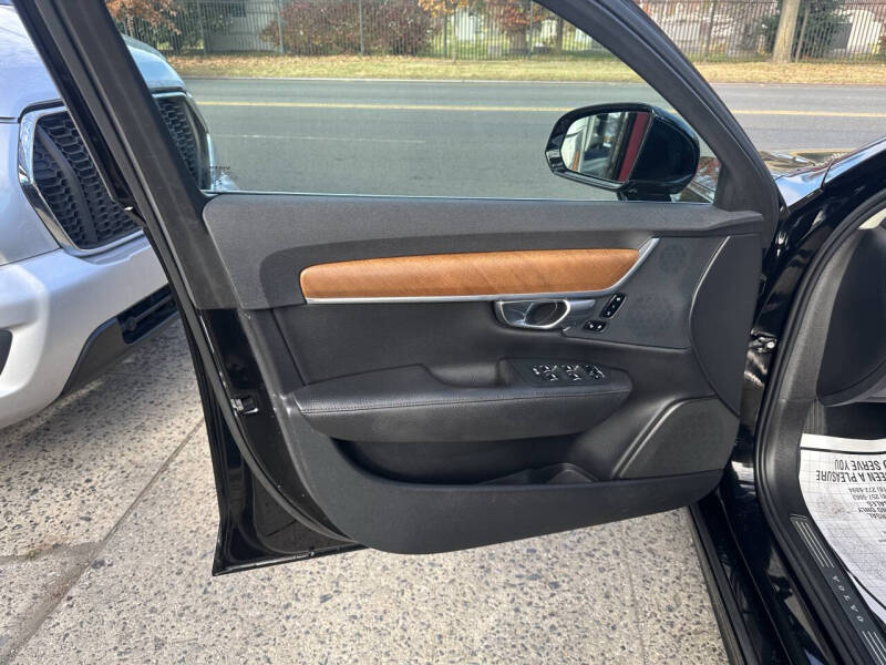 2022 Volvo S90 B6 Momentum