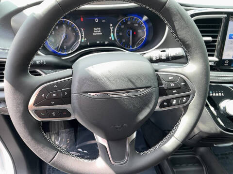 2027 Chrysler Pacifica Select