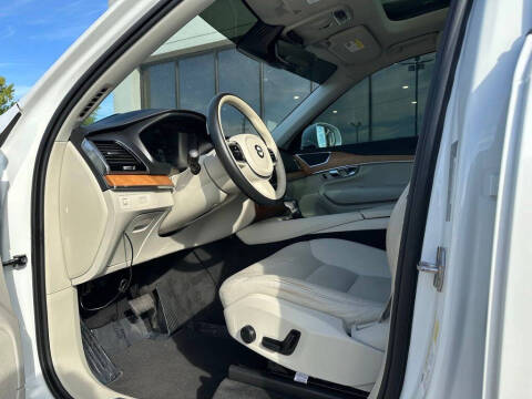 2022 Volvo XC90 T6 Momentum 7-Passenger