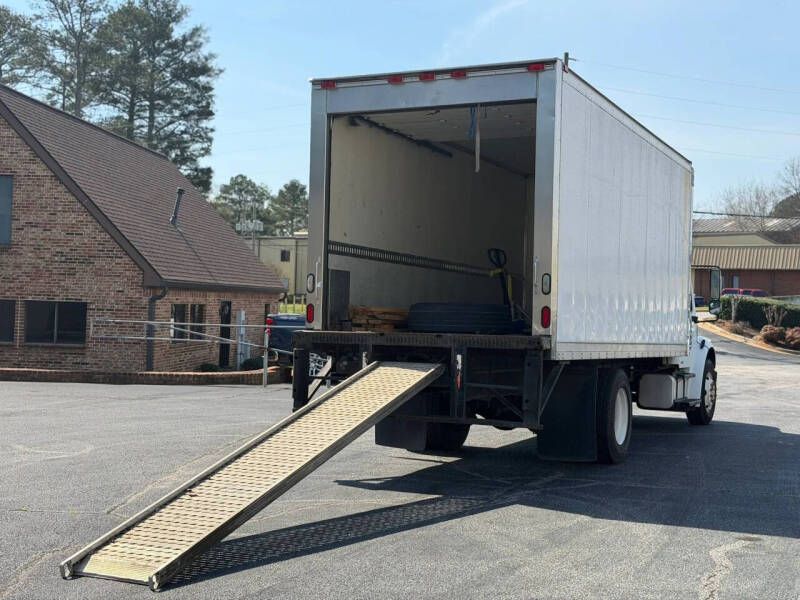 2005 Freightliner M2 106