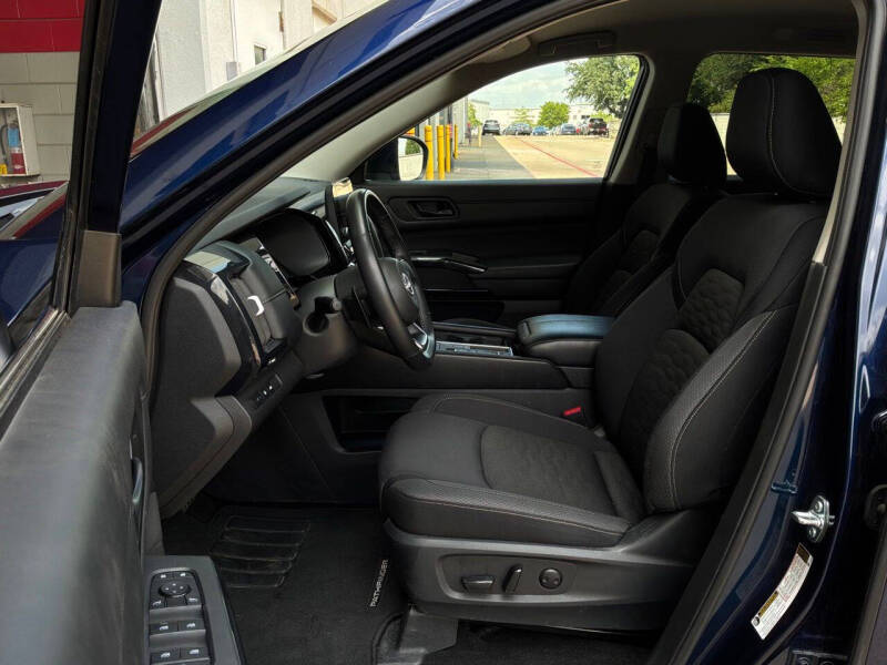 2025 Nissan Pathfinder SV