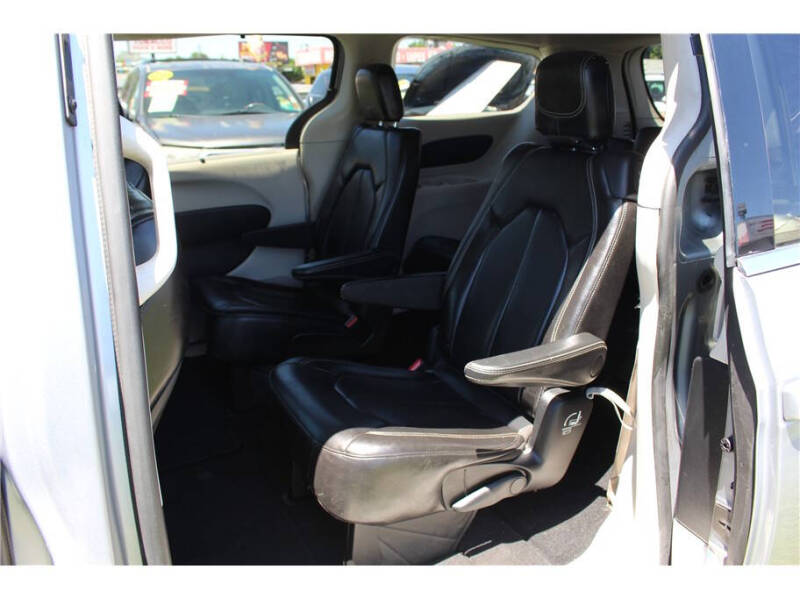 2020 Chrysler Voyager LXi