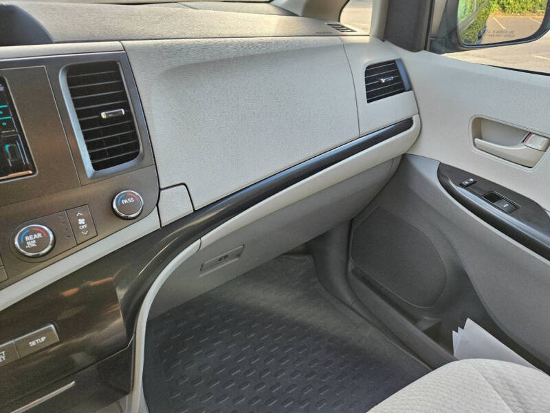 2011 Toyota Sienna LE 7-Passenger Auto Access Seat