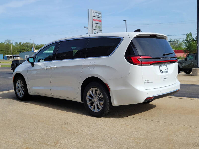 2027 Chrysler Pacifica Select
