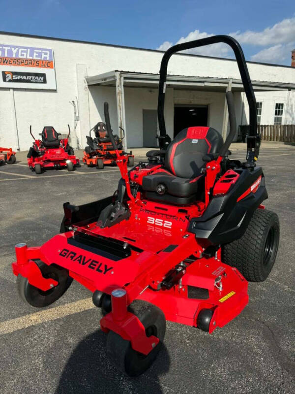 2025 Gravely PRO TURN 352 52"