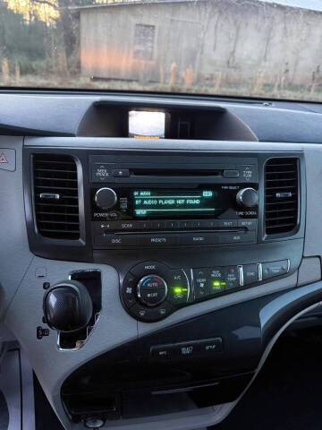 2011 Toyota Sienna SE 8-Passenger