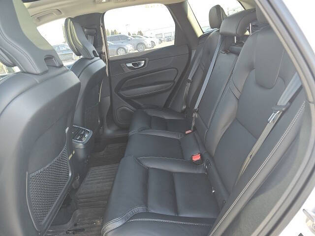 2024 Volvo XC60 B5 Ultimate Dark Theme