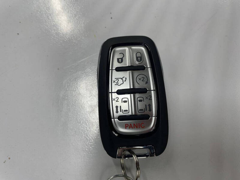 2027 Chrysler Pacifica Select