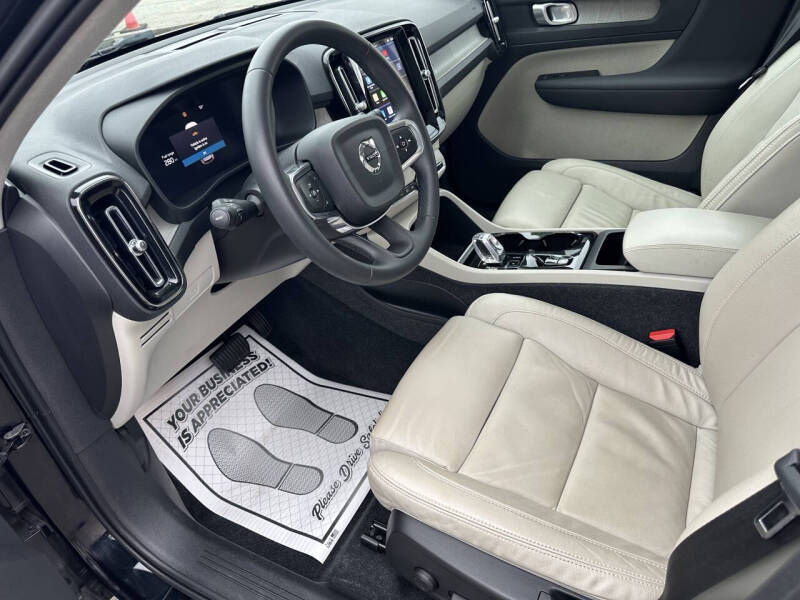 2023 Volvo XC40 B5 Plus Bright Theme