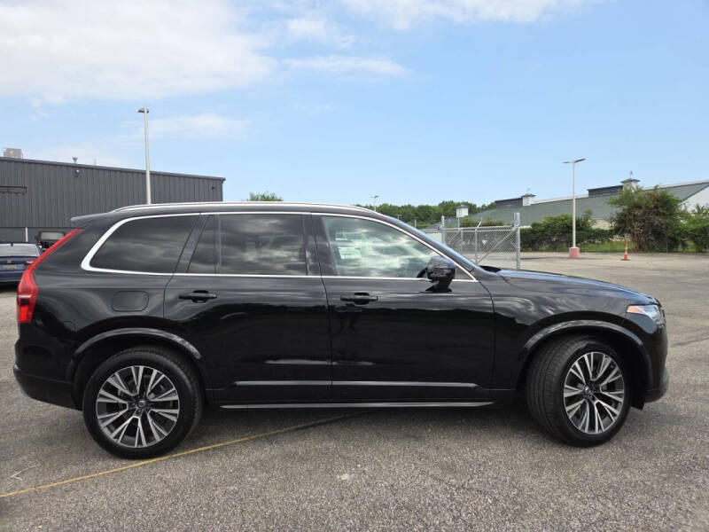 2022 Volvo XC90 T6 Momentum 6-Passenger