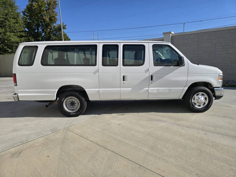 2013 Ford E-Series Econoline Wagon XLT photo 7