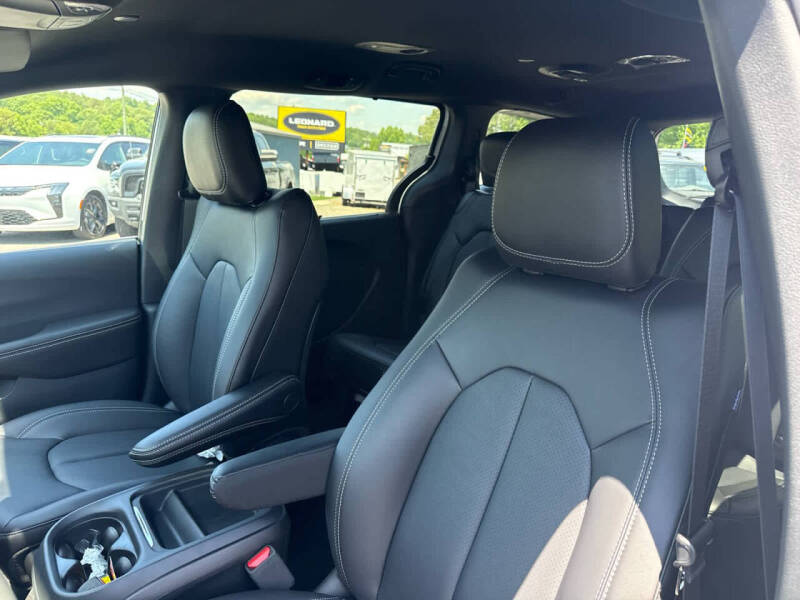2027 Chrysler Pacifica Select