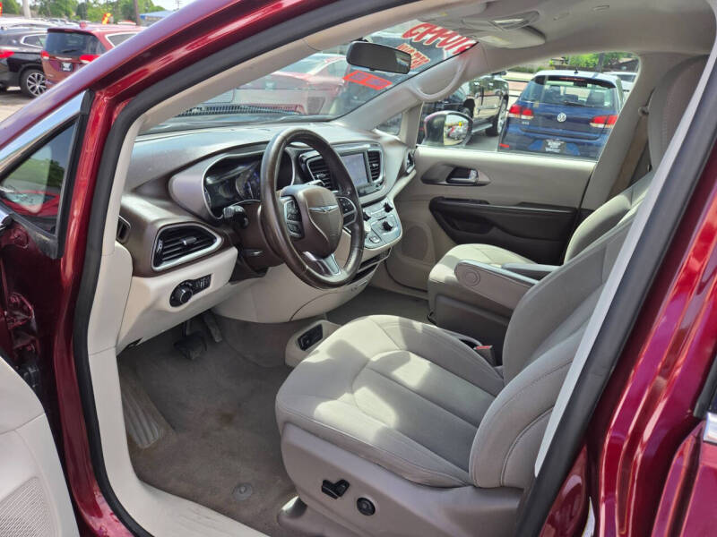 2020 Chrysler Voyager LX