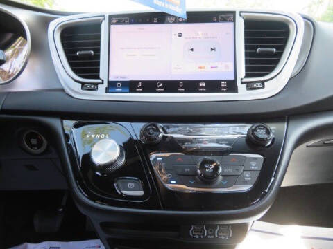 2025 Chrysler Voyager LX