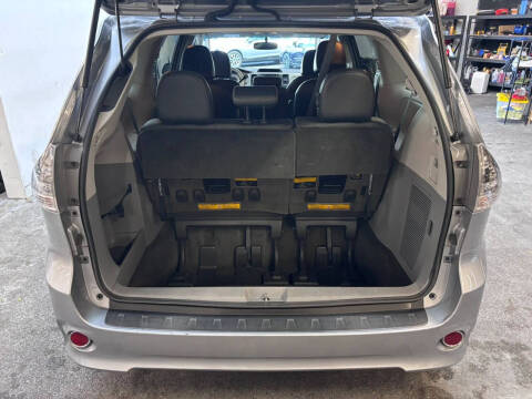 2013 Toyota Sienna SE 8-Passenger