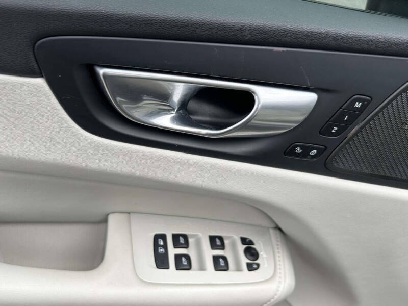 2024 Volvo XC60 B5 Plus Dark Theme