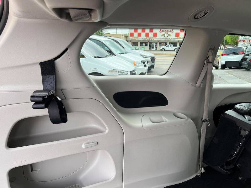 2024 Chrysler Voyager LX