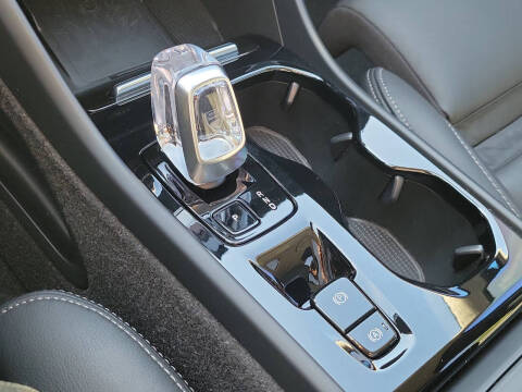 2024 Volvo XC40 B5 Plus Dark Theme