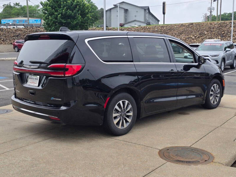 2024 Chrysler Pacifica Plug-In Hybrid Select