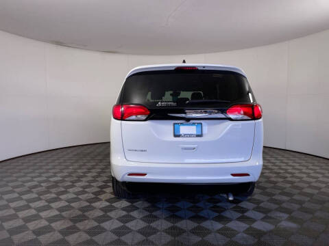 2024 Chrysler Voyager LX