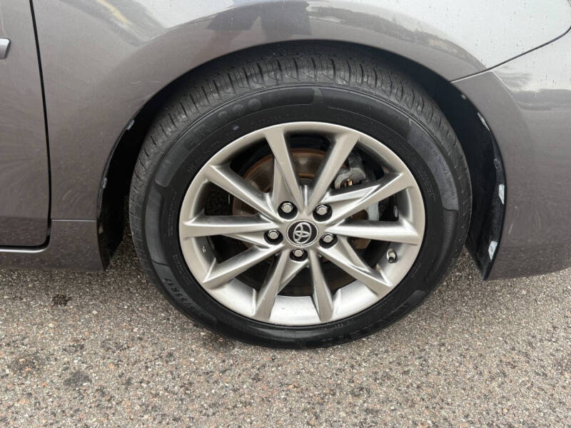 2017 Toyota Prius v Five