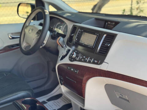 2015 Toyota Sienna SE 8-Passenger