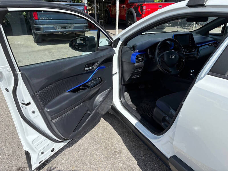 2022 Toyota C-HR XLE