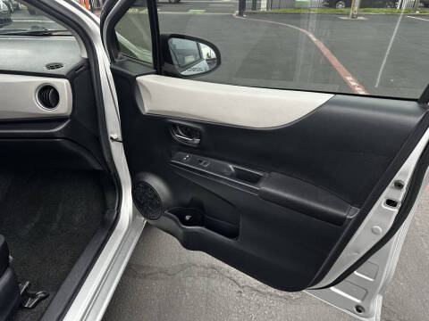 2012 Toyota Yaris 5-Door LE