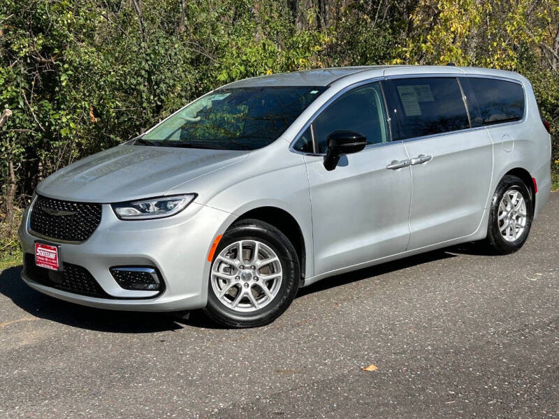 2024 Chrysler Pacifica Touring L's photo
